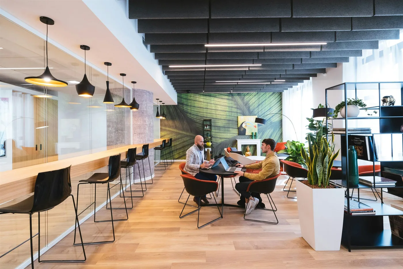 Espacio de coworking con personas trabajando